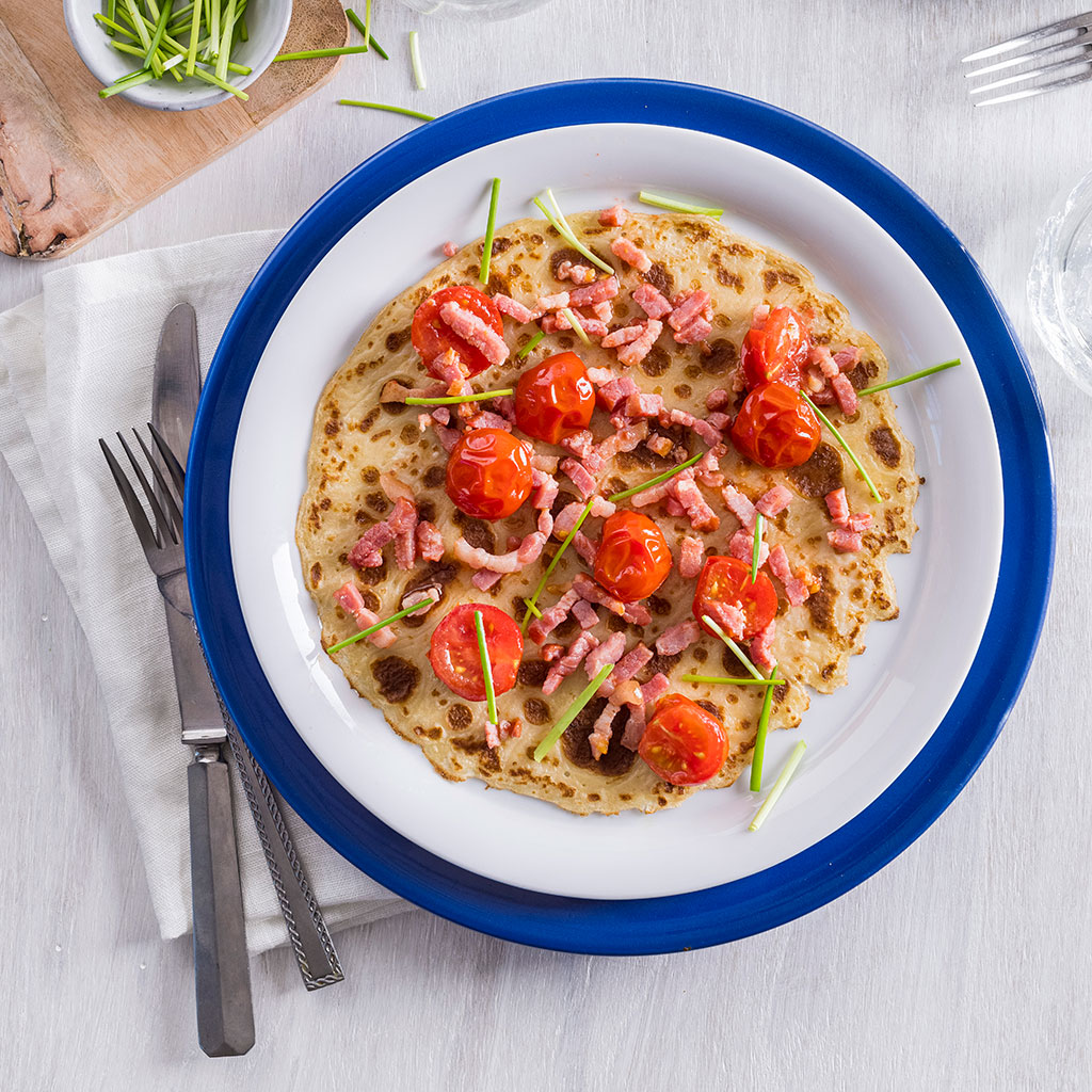 Pannenkoek met spek en gebakken tomaat